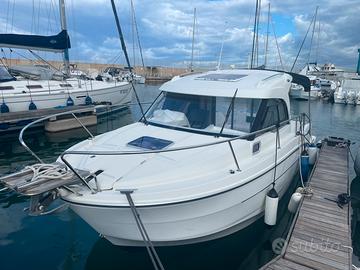Beneteau Antares 8 ob usato con Suzuki DF 250.