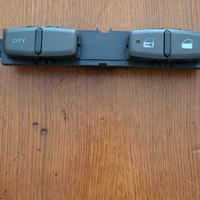 pulsanti blocca sportelli dall' interno .