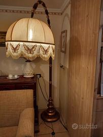 Lampada piantana in legno