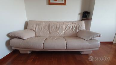 Divano color crema in pelle