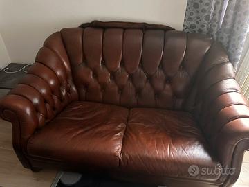 Divano con due poltrone in pelle