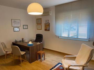 Stanza in ufficio condiviso per professionisti