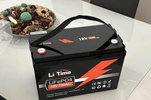 Batteria LiFePo 12 V 100Ah con carica batteria