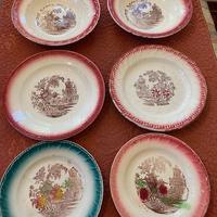 Piatti in ceramica antichi con finiture smaltate