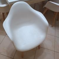SEDIE IN PROPILENE BIANCO E GAMBE IN LEGNO DI FAGG