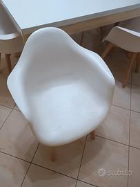 SEDIE IN PROPILENE BIANCO E GAMBE IN LEGNO DI FAGG