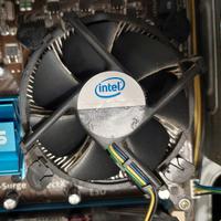 Intel Core 2 Quad Q8300 @ 2,5 GHz + dissipatore