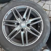 Cerchi in lega da 15 con gomme 185/65/15