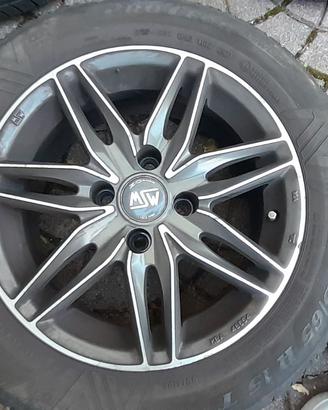 Cerchi in lega da 15 con gomme 185/65/15