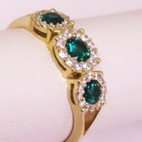 Anello Trilogy con pietre verdi in oro giallo