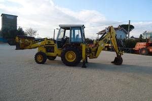 TERNA GOMMATA JCB 3CX TB - 4 RUOTE MOTRICI