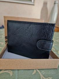 Portafoglio nero con chiusura a bottone