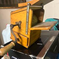 Antica grattuggia in legno