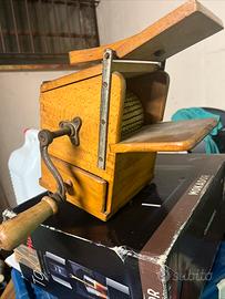 Antica grattuggia in legno