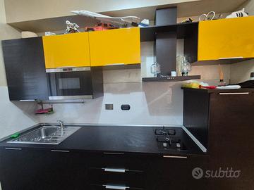 cucina mai usata+ tavolo