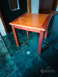 Tavolinetto in legno massello, quadrato