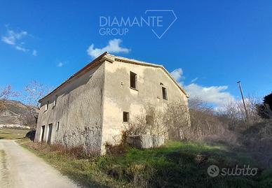 Casa di campagna con terreno ed annesso