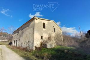 Casa di campagna con terreno ed annesso
