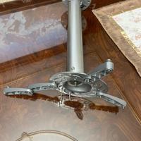 Staffa proiettore universale