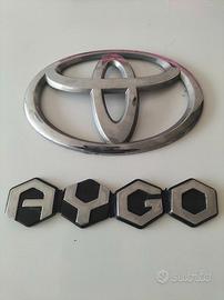 Scritta+Logoportellone posteriore Toyota Aygo