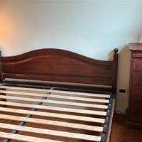 Letto matrimoniale e comodini 