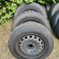 4 cerchi in ferro con montate 4 pneumatici