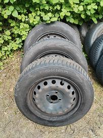 4 cerchi in ferro con montate 4 pneumatici