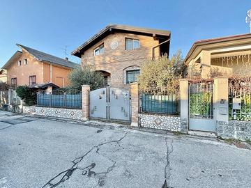 Villa di 200 m² con più di 5 locali e box auto dop