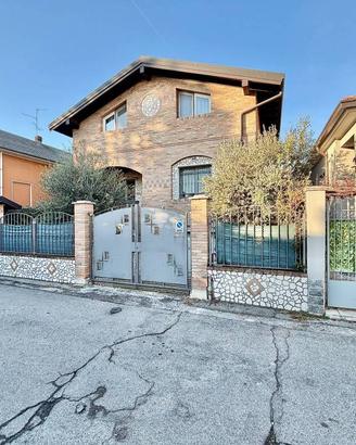 Villa di 200 m² con più di 5 locali e box auto dop