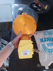 CONO STRADALE E LUCE SEGNALETICA