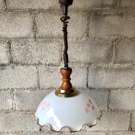 Lampadario vintage con paralume in vetro