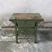 Vecchio banco in ferro da officina molto pesante