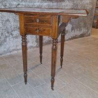 tavolinetto a bandelle con 2 cassetti