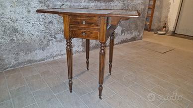 tavolinetto a bandelle con 2 cassetti