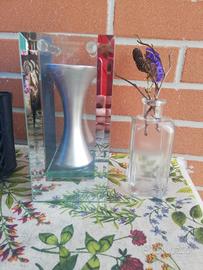 due vasetti in vetro porta fiori