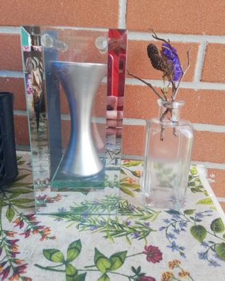 due vasetti in vetro porta fiori