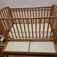 Lettino con sbarre e ruote