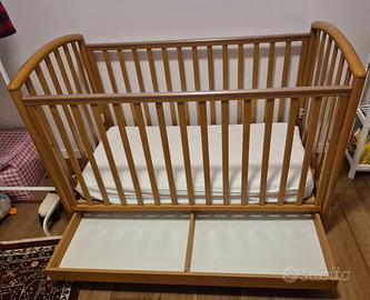 Lettino con sbarre e ruote