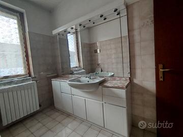 mobile bagno con specchio e luci e lavabo