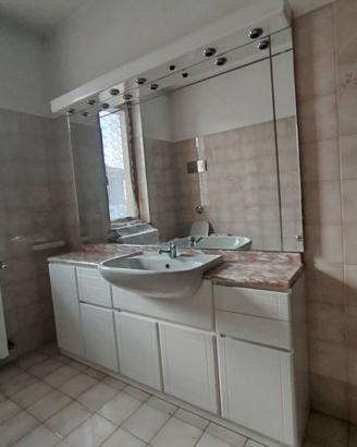 mobile bagno con specchio e luci e lavabo