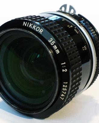 Corredo Nikon analogico unico proprietario