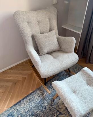 Poltrona a dondolo scandinava bouclé con pouf