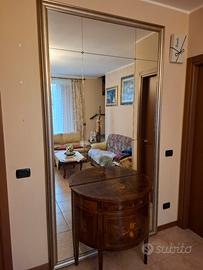 Specchio cornice e mobiletto noce anticato