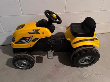 Trattore giocattolo con pedali