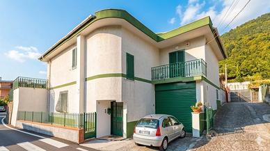 Soluzione indipendente con giardino e garage