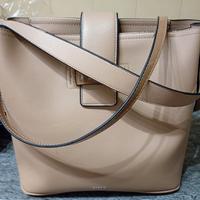 Borsa Carpisa in tonalità beige,