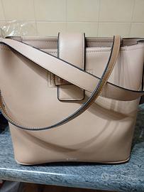 Borsa Carpisa in tonalità beige,