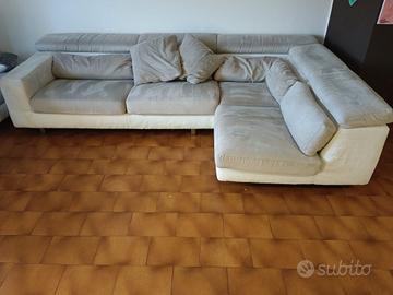 divano con chaise longue 