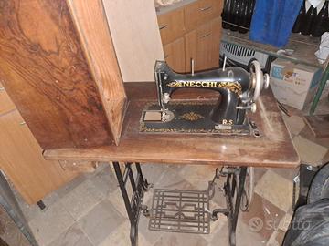 Macchina da cucire d'epoca
