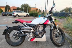 125cc anno2020 7000km  compresi pz After market